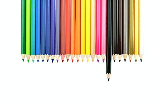 Comment incorporer des touches de couleur vive dans une tenue professionnelle sobre?